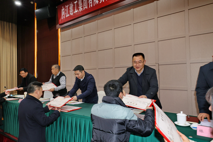 為優(yōu)秀員工頒發(fā)榮譽證書_網頁版.jpg