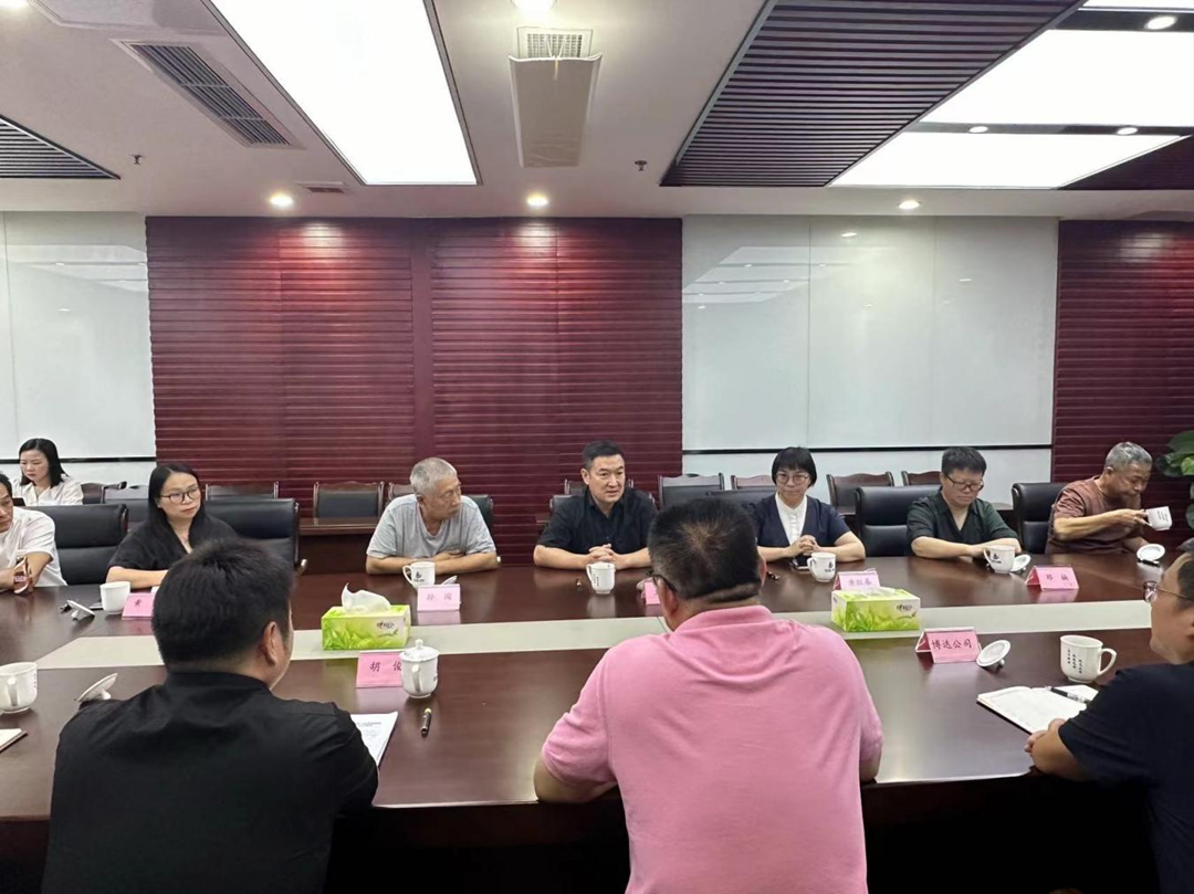 9月3日，四川美術(shù)學院黨委常委、副院長王朝剛一行蒞臨我司。此次來訪圍繞四方塊文旅商業(yè)街區(qū)項目建設進行指導.png